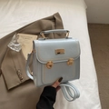 Zaino da donna in pelle PU azzurro con fibbie dorate e cuciture color avorio - Blu Senza Ciondolo