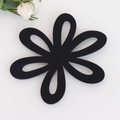 Minimalistische zwarte vilt onderzetter met opengewerkt bloemendesign op wit - 20cm / Zwart