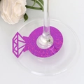 Vista macro de tarjetas de copa con forma de anillo de diamante morado brillante - Morado Purpurina