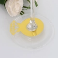 Detalle de una tarjeta de mesa dorada con forma de anillo de diamante en una copa de vino - Dorado Espejo