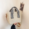 Grand sac cabas en paille tissée beige avec anses rayées noir et blanc et bandoulière - Blanc Cassé