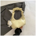 Détail du sac hobo avec poignée plissée, nœud en perles et logo embossé élégant - Jaune avec Pendentif