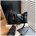 Gros plan du sac à bandoulière punk noir en cuir brillant avec des clous métalliques - Noir