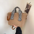 Sac cabas en paille avec poignée foulard rayée noir et blanc et bandoulière en cuir - Kaki