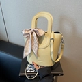 Sac seau jaune clair minimaliste en cuir litchi avec foulard en soie et bandoulière - Jaune
