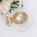 Gros plan d'un marque-verre en forme de bague diamant dorée pailletée sur un verre à pied - Or Rose Pailleté