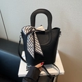 Sac seau élégant en cuir noir grainé avec foulard décoratif à motifs géométriques - Noir