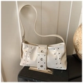 Détails du sac baguette crème avec des rivets argentés et des œillets métalliques - Blanc