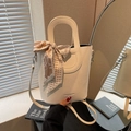 Sac seau blanc cassé avec motif litchi, foulard en soie et bandoulière amovible - Blanc Cassé