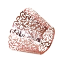 Vue macro des caissettes à cupcakes or rose avec motifs floraux découpés au laser - Or Rose Miroir