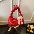 Stylische rote Faltenhandtasche mit Spitzenband und Perlenanhänger für Damen - Rot mit Anhänger