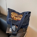 Sac bandoulière en denim bleu foncé avec broderie colorée et large bandoulière - Bleu foncé