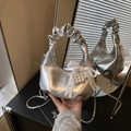 Silberne Metallic-Hobo-Tasche mit Spitzenschleife und Perlenherz-Anhänger im Spiegel - Silber (Mit Anhänger)