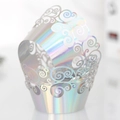 Detail der lasergeschnittenen Cupcake-Hülle mit elegantem Schnörkelmuster - Schnörkelmuster-Stil (WB-94) / Holografisches Silber 5x5x8cm