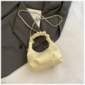 Sac boulette plissé beige avec bandoulière chaîne en cuir et gaufrage minimaliste - Jaune sans pendentif