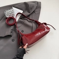 Sac sous le bras croissant en cuir verni bordeaux rétro avec ceinture décorative assortie - Rouge