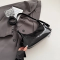 Sac bandoulière en cuir noir brillant avec cordon de serrage sur veste grise - Noir