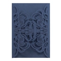 Détail de découpe laser florale sur une pochette d'invitation bleu marine de mariage - Bleu Magique