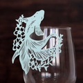 Dettaglio decorazione in carta blu a forma di pesce tagliata al laser per bordo bicchiere - 9cm / Blu Chiaro Perlato