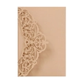 Dettaglio del motivo floreale tagliato al laser su invito di nozze in oro champagne - Beige Oro