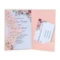 Detail der lasergeschnittenen Hochzeitseinladung in Rosa mit Blumendesign und RSVP-Karte - Hellrosa