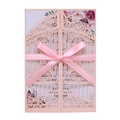 Carte d'invitation de mariage découpée au laser rose avec ruban et fleurs - Rose Clair