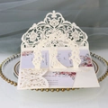 Detail einer lasergeschnittenen 3D-Hochzeitseinladung mit floralem Innenteil auf Goldtablett - Elfenbein