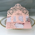 Elegante 3D-Hochzeitseinladungen in Rosa mit Laserschnitt-Design und floraler Innenkarte - Hellrosa