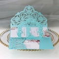 Detail einer 3D-Hochzeitseinladung mit Laserschnitt-Blumenmuster und blauem Cover - Tiffany Blau