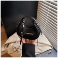 Dettaglio mini borsa hobo in pelle nera martellata con catena argento e dettagli metallici - Nero