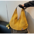 Primer plano del bolso tote amarillo de ganchillo con diseño de malla y detalle de flor 3D - Amarillo