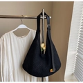 Detalle del bolso tote de ganchillo negro con correa de cuero y colgante de flores - Negro