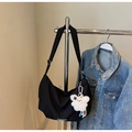 Borsa a spalla a mezzaluna in nylon nero con ciondolo a forma di pecora bianca su gruccia - Con Ciondolo / Nero