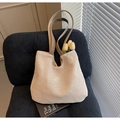 Detalle del bolso tote tejido calado con asas de cuero marrón y decoración floral interna - Blanco Roto