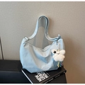 Dettaglio della borsa tote a quadretti blu con fibbia in metallo e ciondolo di peluche - Con Ciondolo / Blu