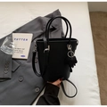 Détails d'un sac seau noir en cuir grainé avec poignées et finitions en métal argenté - Noir