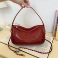 Weinrote glänzende Handtasche aus Leder mit Silberkette und Tragegriff-Design - Rot