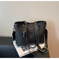 Détail du sac cabas noir avec bandoulière large en tissu et breloque petit poney - Noir (Avec Pendentif)