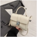 Dettaglio mini borsa squadrata bianco crema con fibbia in metallo argento e manico - Stile A Bianco Crema