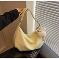 Grande borsa tote a mezzaluna giallo pallido con un ciondolo a forma di coniglio - Con Ciondolo / Giallo