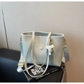 Détail d'un sac cabas en cuir grainé vert clair avec un charmant pendentif éléphant - Bleu (Avec Pendentif)