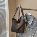 Sac seau en toile gris foncé minimaliste avec large bandoulière et écusson logo frontal - Brun Thé Foncé (Sans Pendentif)