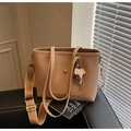 Sac fourre-tout en cuir grainé caramel avec charm éléphant et bandoulière large - Kaki (Avec Pendentif)
