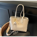 Sac fourre-tout chic en cuir beige avec motif litchi, ferrures dorées et bandoulière - Blanc Cassé (Avec Charme)
