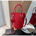 Sac seau rouge à grain de litchi avec pendentif éléphant et bandoulière réglable - Rouge