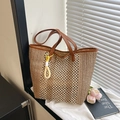 Grand sac fourre-tout de plage tissé à la main avec poignées en cuir marron pour l'été - Khaki Avec Pendentif