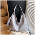 Détail d'un grand sac cabas hobo lilas accompagné d'une petite pochette assortie - Gris clair