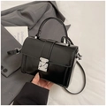 Piccola borsa quadrata nera in pelle PU opaca con fibbia in metallo argento e manico - Stile A Nero