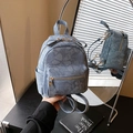 Mini sac à dos en denim bleu clair avec gaufrage floral et fermetures éclair dorées - Bleu