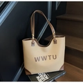 Detalle de bolso tote bicolor con letras WWTU sobre superficie de cuero sintético - Caqui